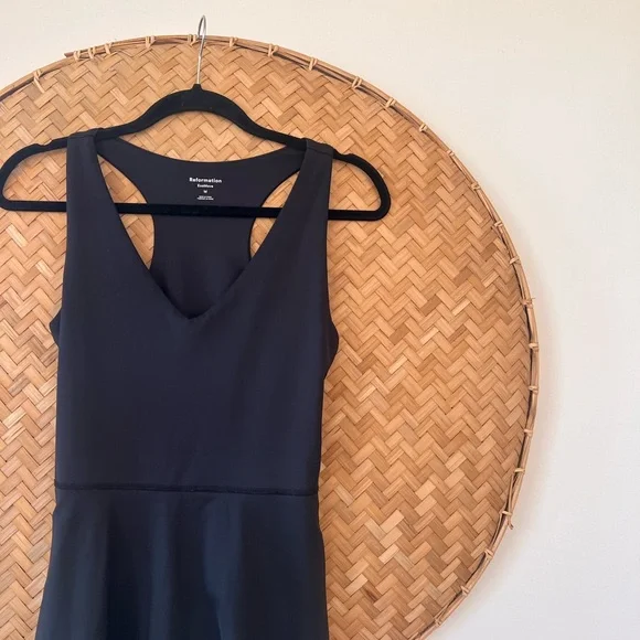 REFORMATION ECOMOVE BELLA ACTIVE BLACK TENNIS-CORE DRESS/SKORT‎ V-NECK EUC